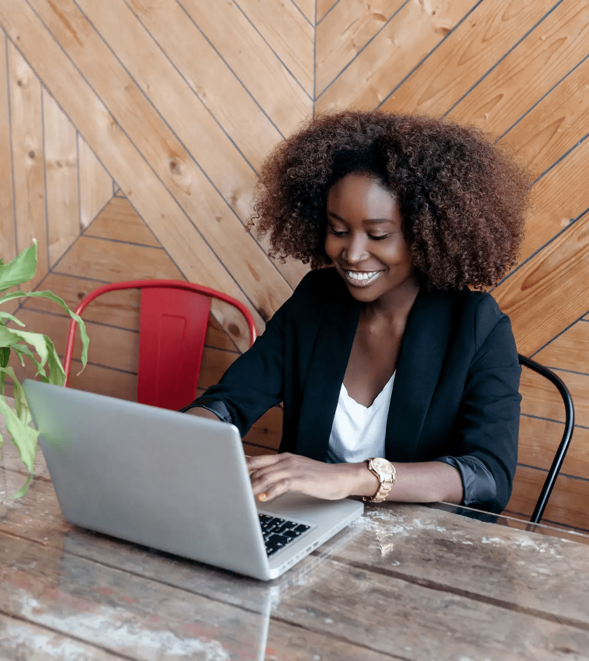 woman looking at her laptop in a cafe